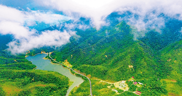 琼中县的湾岭镇东北部,距海南"田"字型高速公路中心交汇处仅3癸里