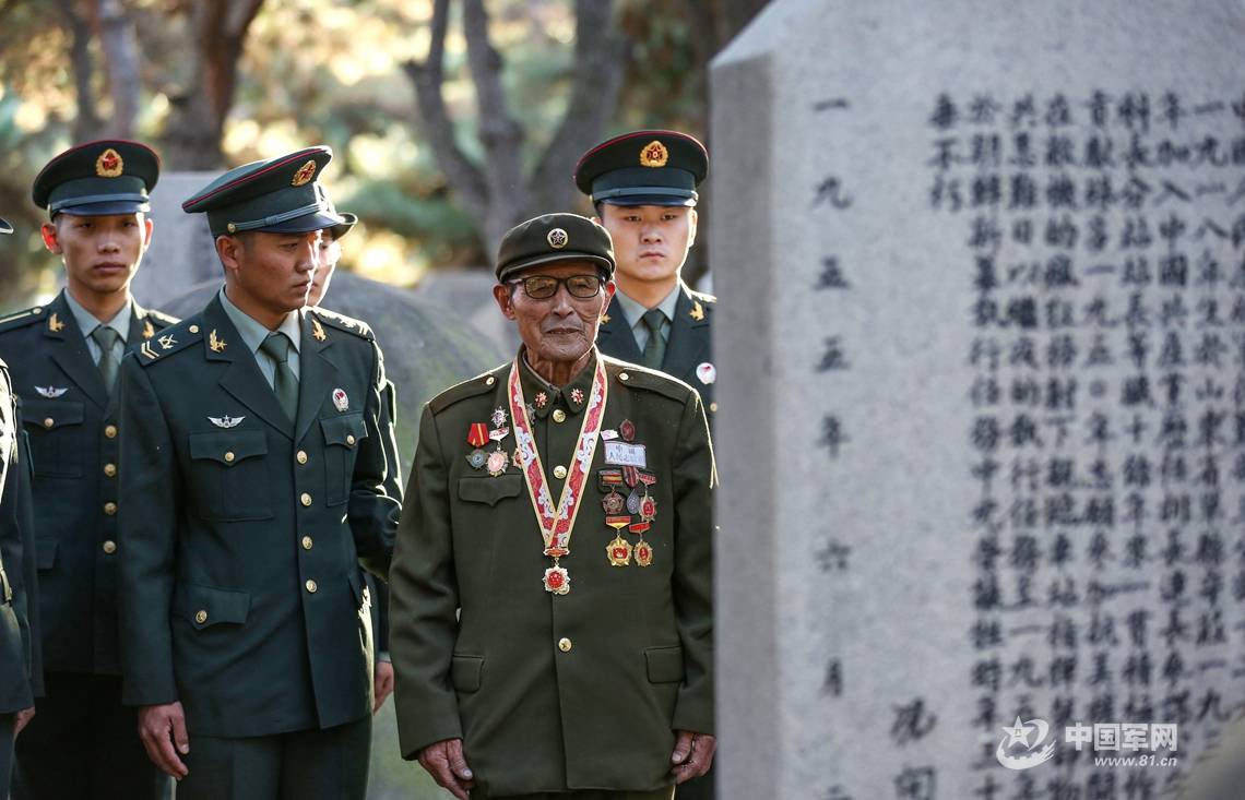 内容概略模糊等问题,学校邀请驻地参加过抗美援朝战争的老兵来到现场