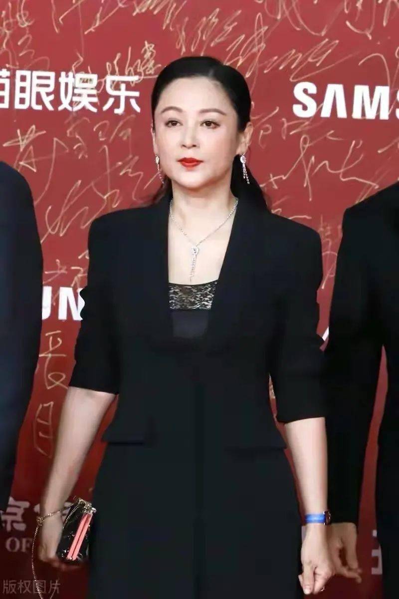 陈红陈凯歌参加活动,穿纱裙踩运动鞋,52岁穿着得体也这么漂亮!