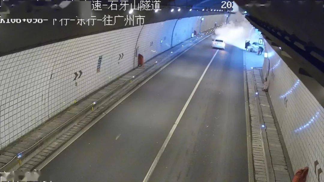 云梧高速石牙山隧道一辆黑色小轿车着火