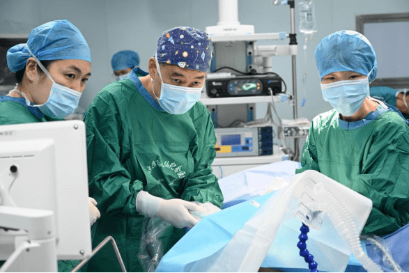 宋尔卫院士与乳腺外科团队密切合作,"无缝衔接"完成6台手术