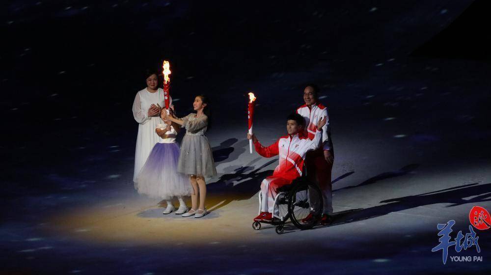 图集残特奥会开幕广东籍运动员周国华担任火炬手