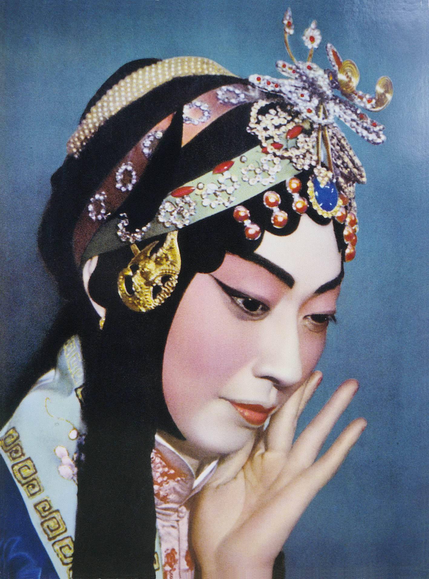 余年的舞台生涯中,梅兰芳不仅发展和提高了京剧旦角的演唱和表演艺术