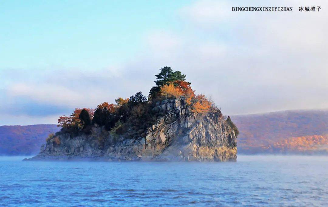 镜泊湖深秋一半金红一半蔚蓝