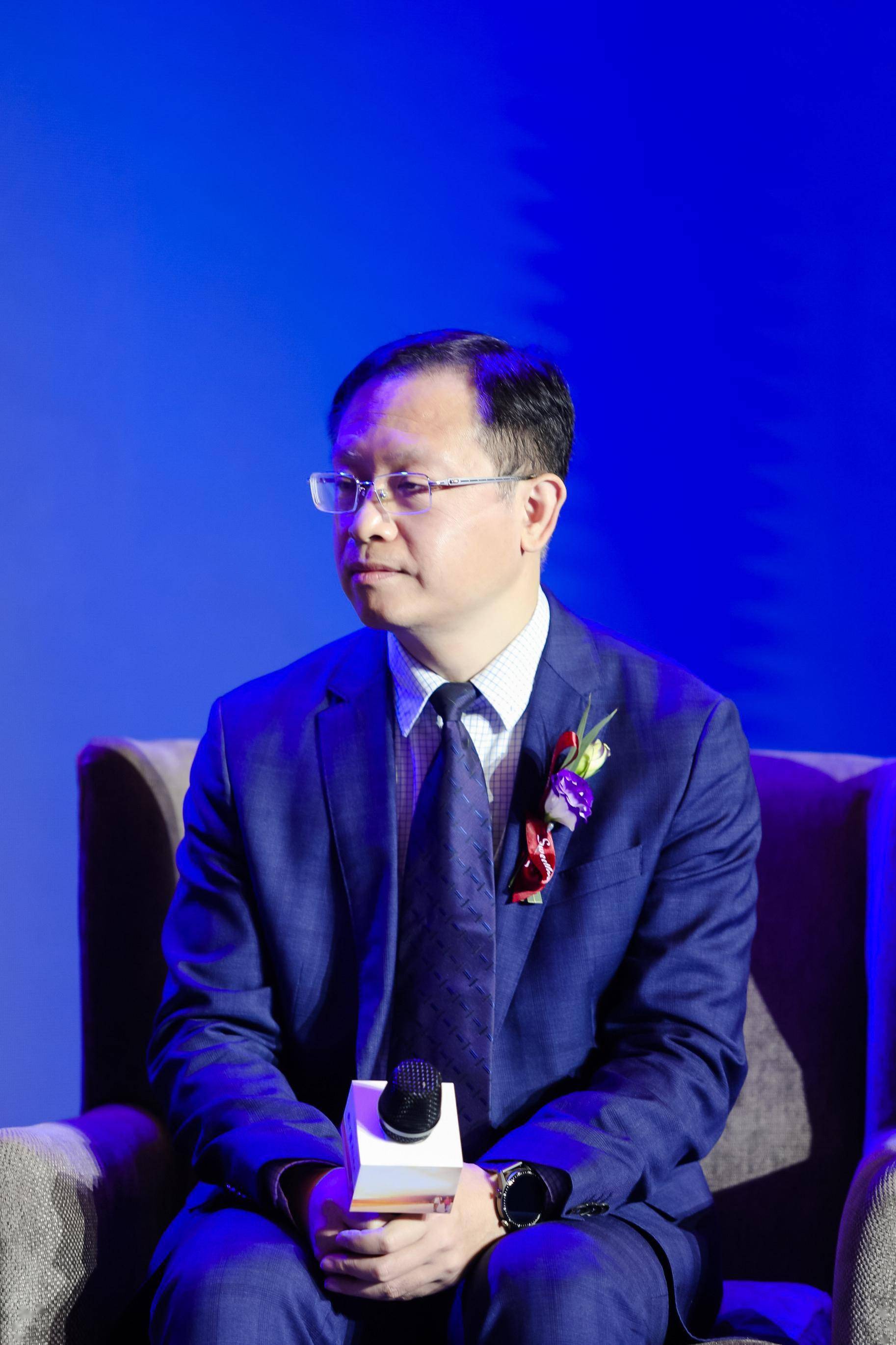 老人|超2亿老人同时有老花眼和白内障，这个方法可解开双重困扰