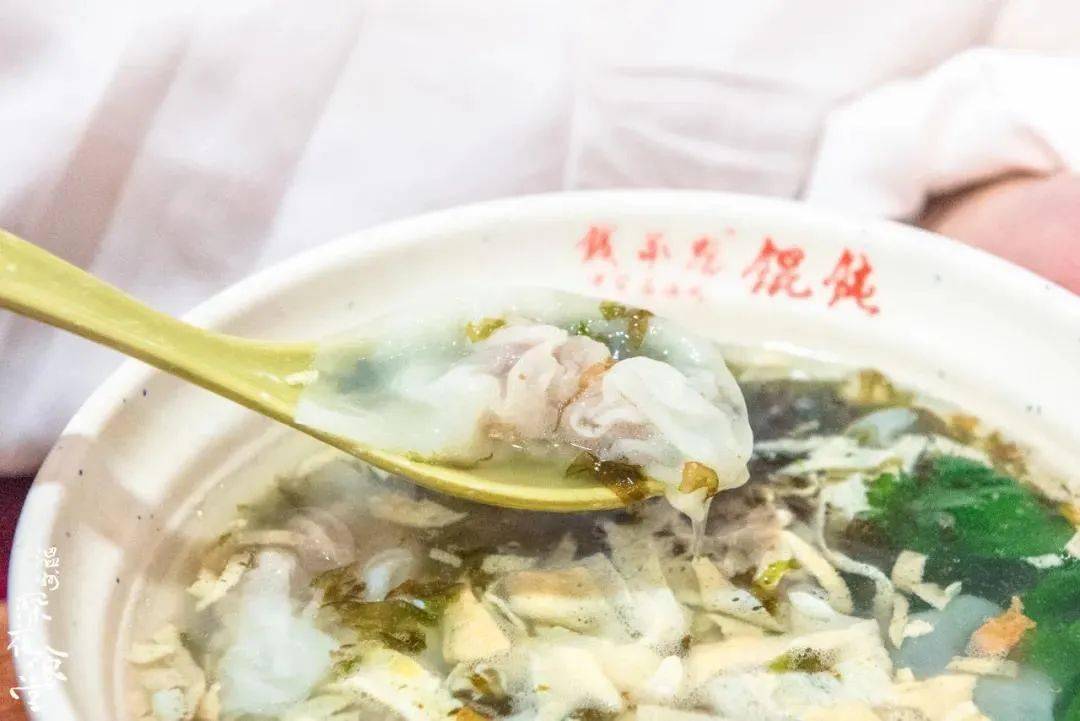 钱承恩馄饨白里透红,色香味俱全,有着 皮薄,馅鲜,汤美的特点.