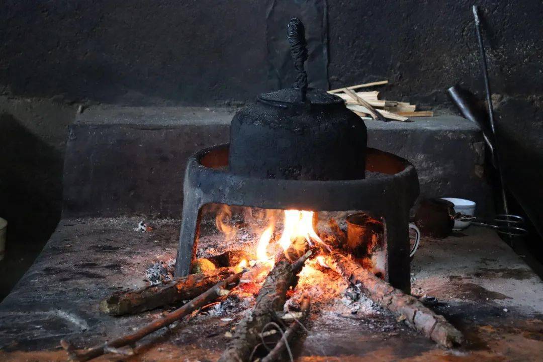 和红娟|爷爷煮的茶_火塘