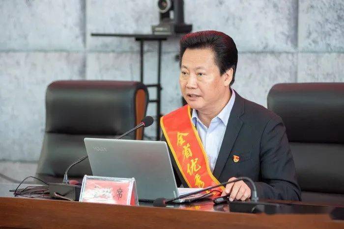 简阳中学党委书记,校长杨勇军在简阳市总工会劳模工匠宣讲团成立仪式