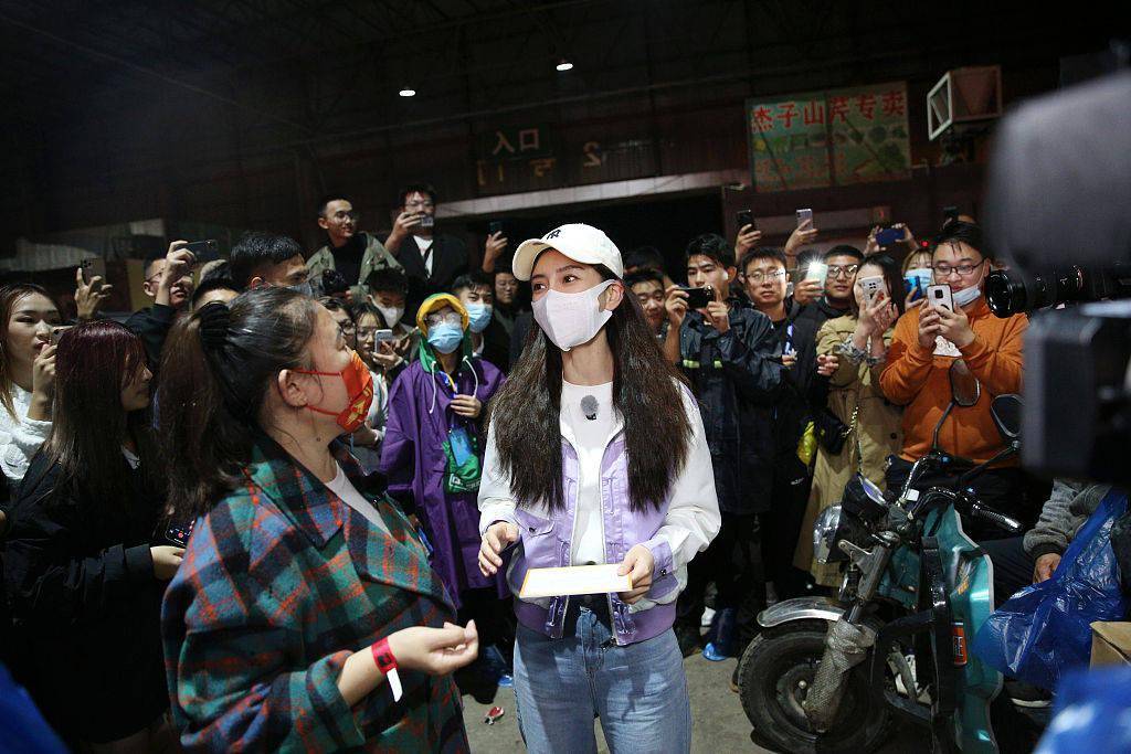 香芋 杨颖香芋紫造型温柔似水甜度满分 俏皮编发更衬靓颜清纯动人