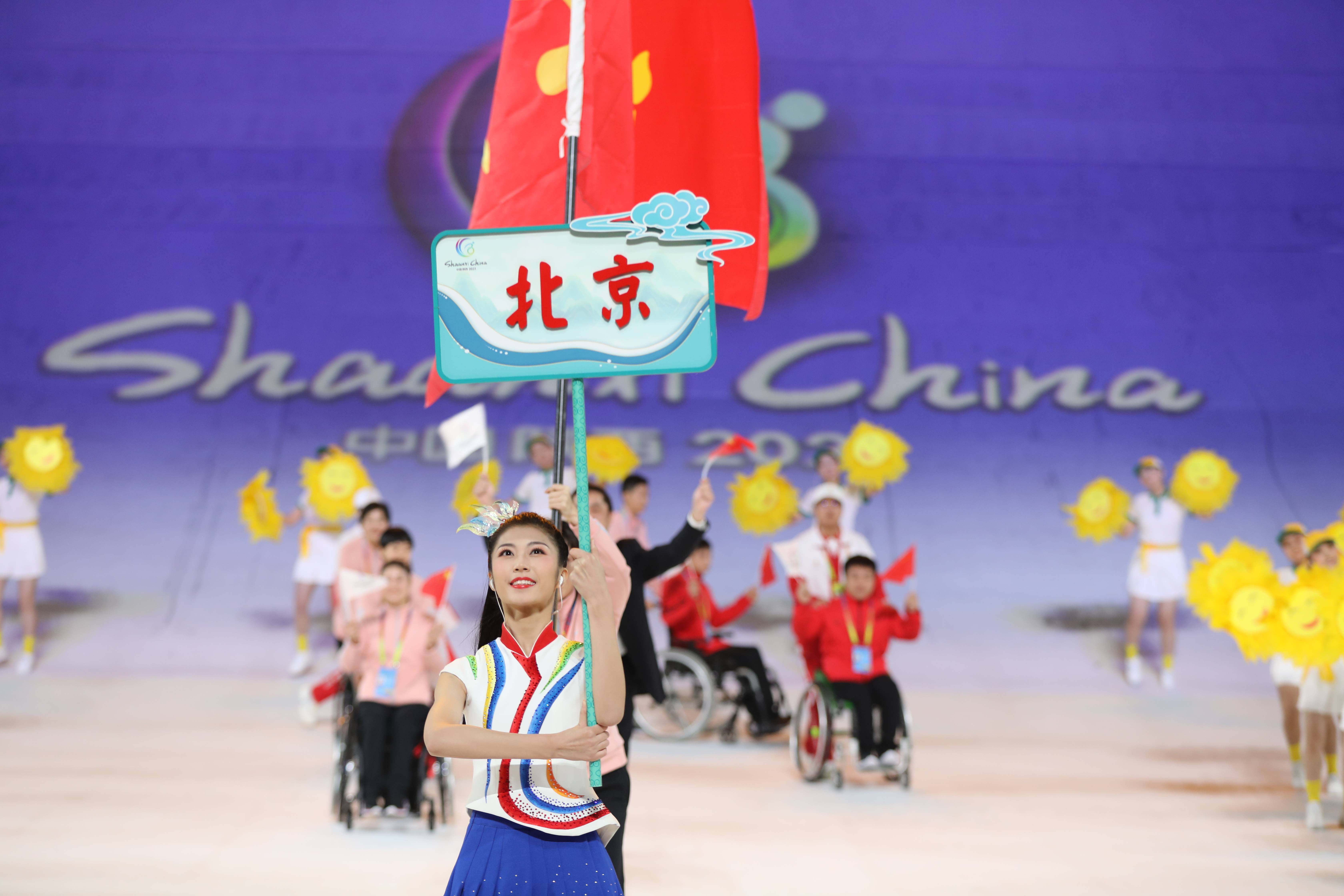 第八届特奥会开幕式上,40名英姿飒爽的引导员手举引导牌进入观众眼帘