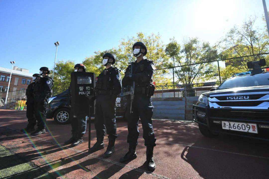 天津市公安局特警总队直属三支队走进西青区华旭小学开展特警进校园