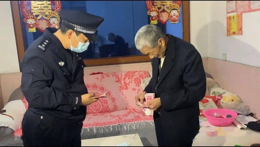 新密热心群众路边捡到一万块钱, 民警帮忙找到现金失主!