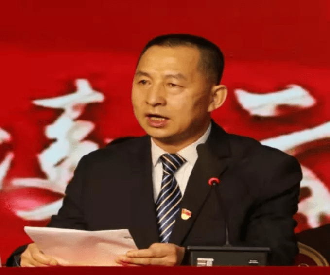 董友校长代表学校党总支,校委会向受表彰的582个先进集体和优秀个人