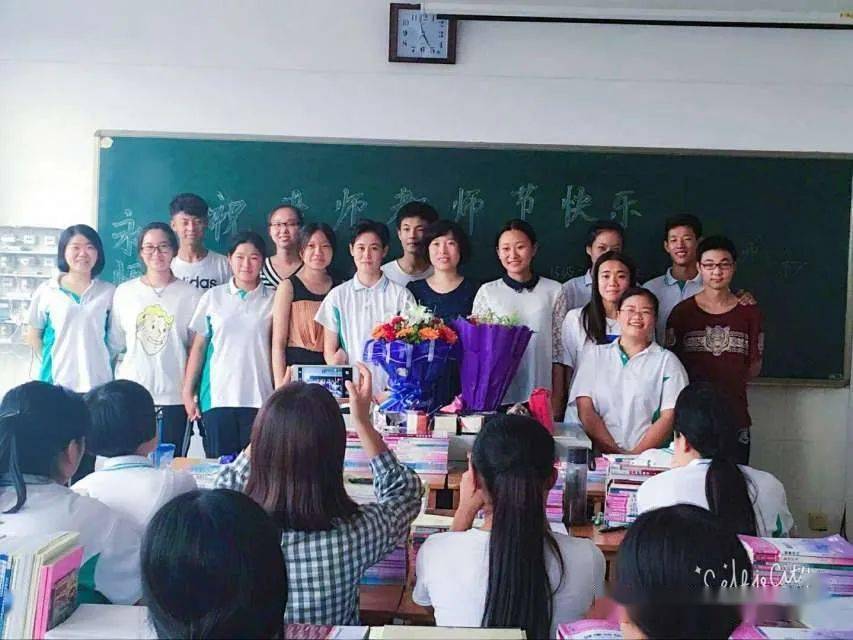 2016年教师节与2015级护理11班部分同学合影