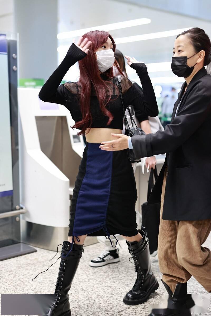 街拍:李紫婷黑色网纱紧身打底衫 包臀裙 骑士靴甜辣十足