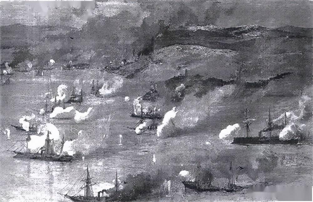 浓烟滚滚的军舰是"飞云"舰,其右侧已经严重侧斜的军舰是炮舰"振威"