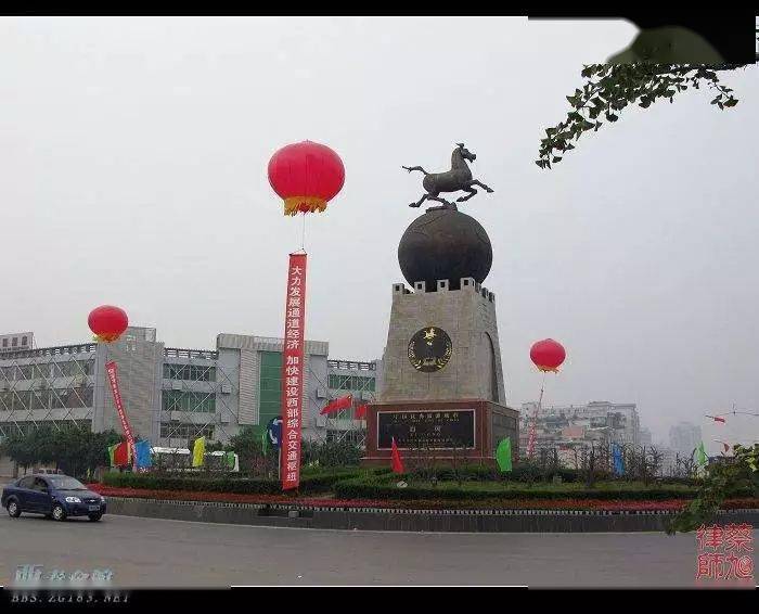 马踏飞燕,旅游城市标志,曾经屹立在自贡丹桂大街与汇川路交汇路口.