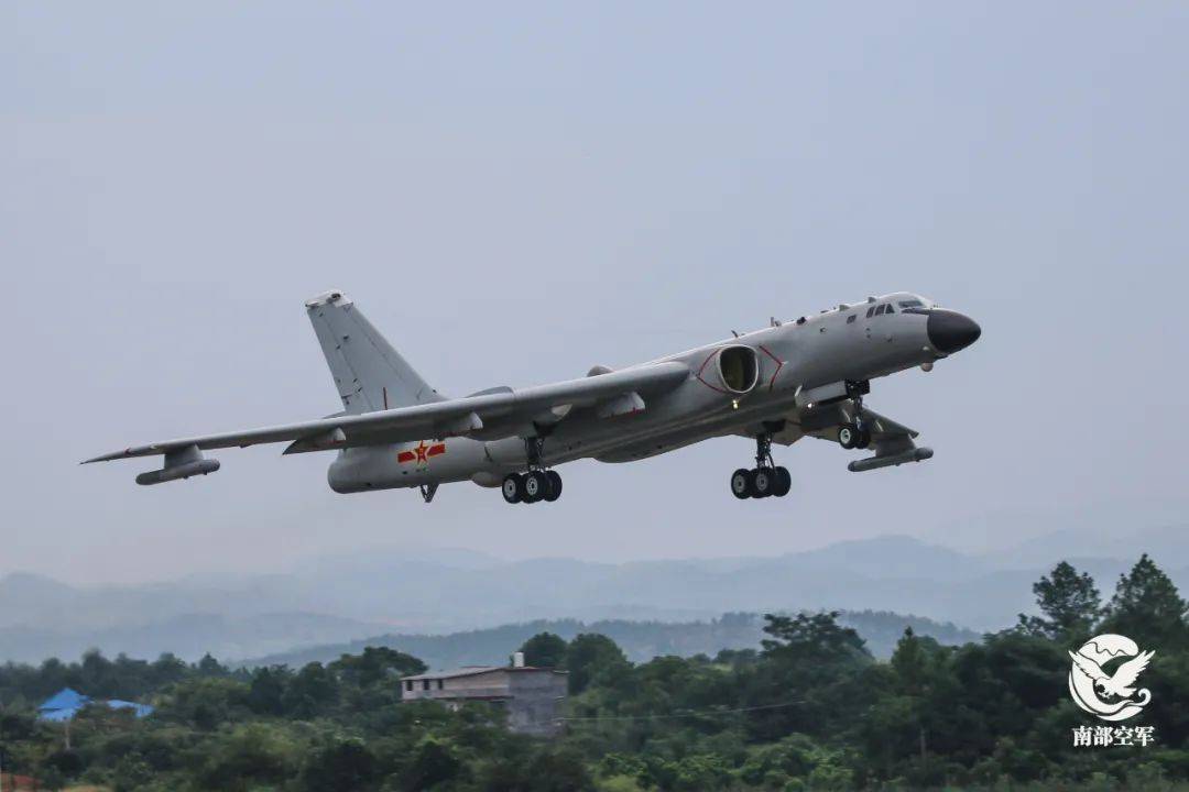南部战区空军轰-6j深夜出击!_战机