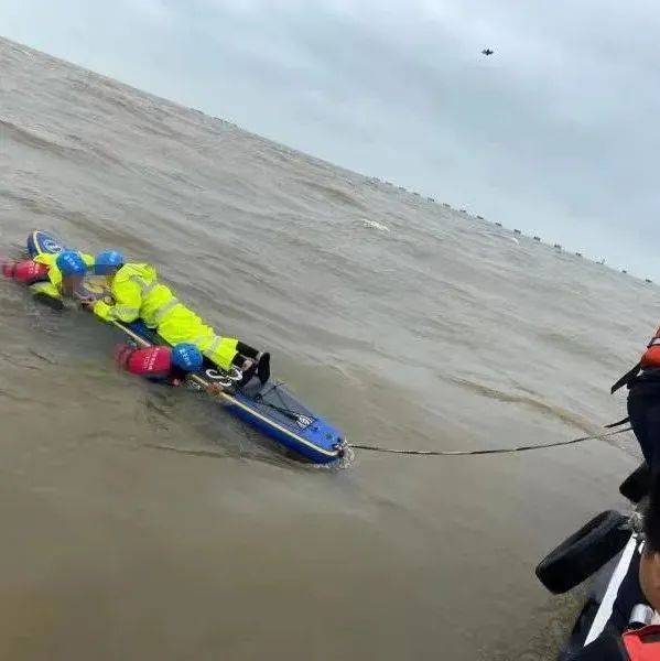 海南一艘船只被大浪打沉，船上12人均落入海中，情况危急......_琼海