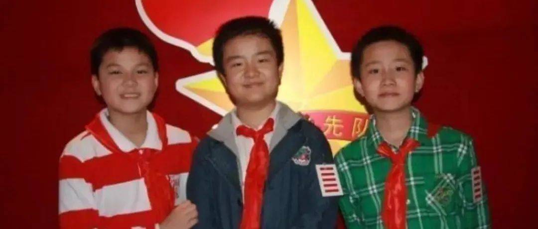 还记得红极一时的“五道杠少年”与“不屑弟”吗?如今一个去了民办,另一个考上哈佛_黄艺博