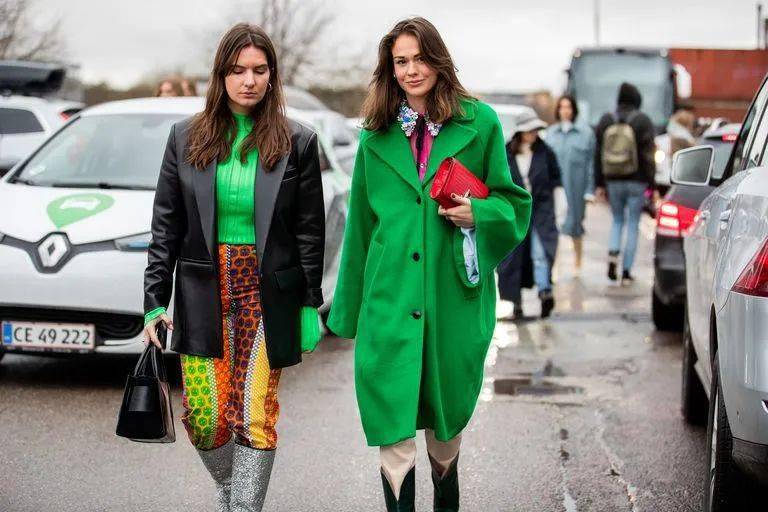 bv绿搭配灰色也很好看,绿色本身就很张扬,稳重的灰色刚好和它中和一下