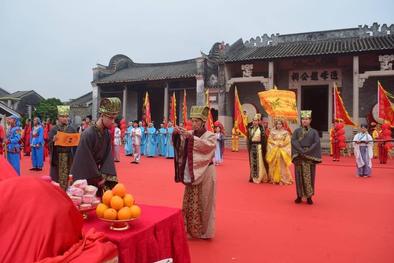 随后,灯笼手,乐手,书生,新郎,新娘,舞姬,王爷,王妃,族长等祭祀人物