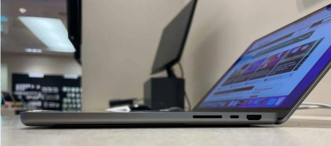 【苹果】新款macbookpro再曝真机照 不仅刘海屏还更厚重了