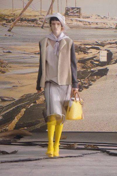 设计 Maison Margiela 2022 春夏系列 带你进入 “时尚鬼才”John Galliano的幻想世界