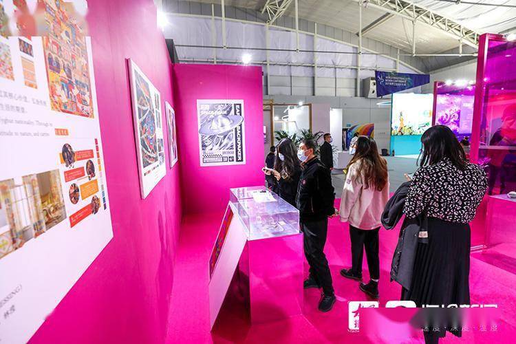 服装 设计感十足!世界工业设计大会上有处亮粉色打卡地