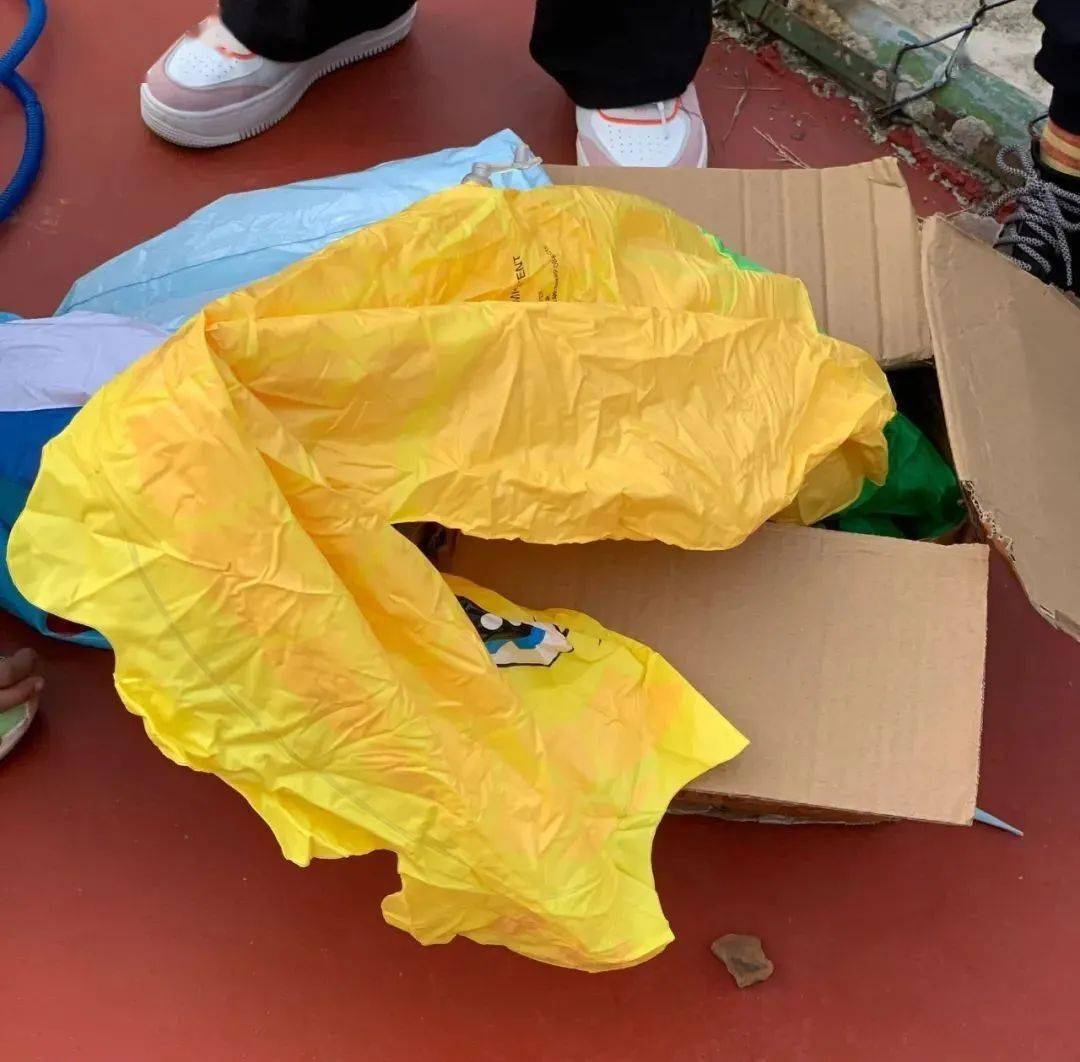    准备了五个不倒翁,理想中的状态是四组,一组一个地标性不倒翁站牌