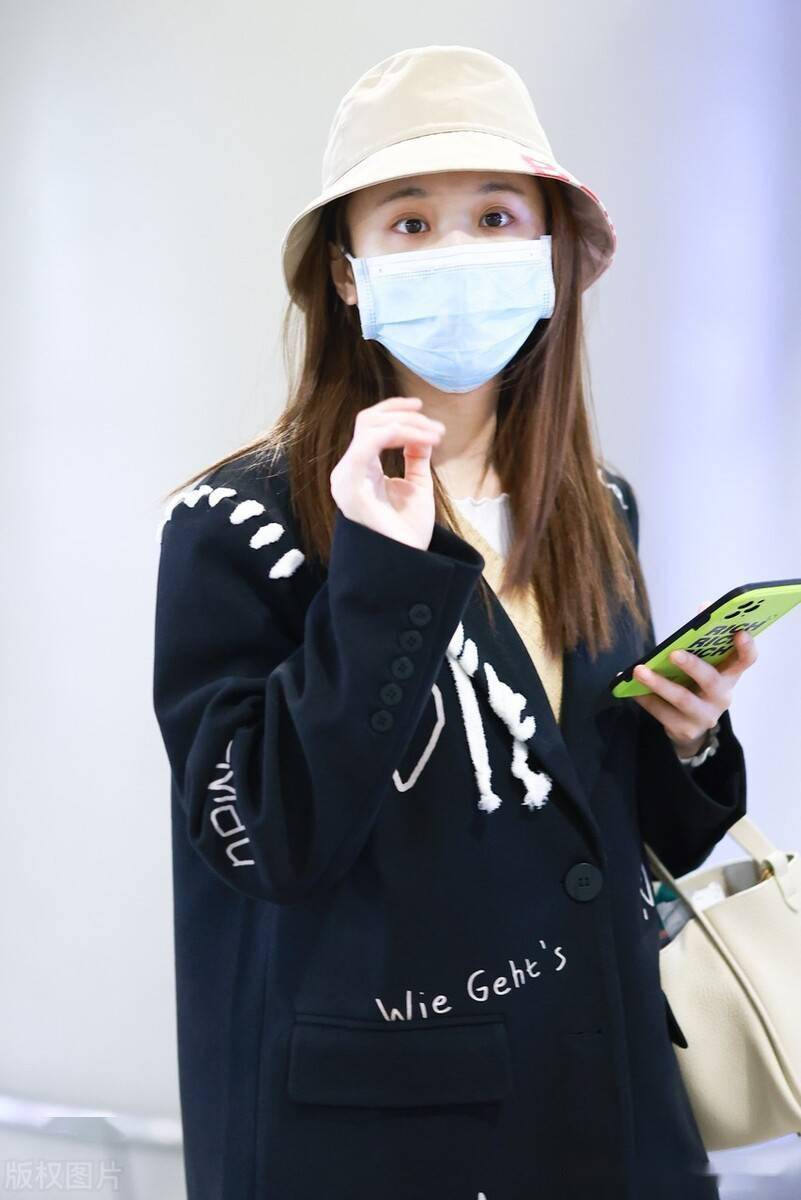 张慧雯身穿涂鸦西装搭开视裤时尚率性,长发披肩戴渔夫帽可爱甜美_机场