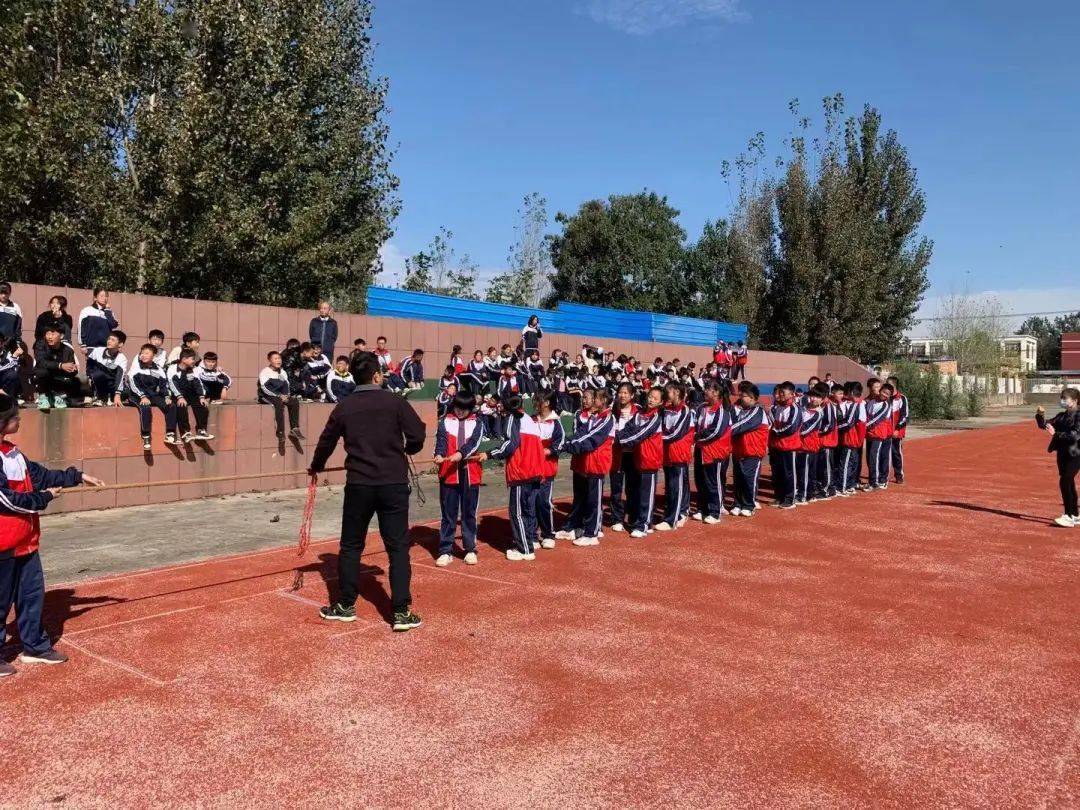 拔河比赛促团结凝心聚力展风采定水镇中学举行学生拔河比赛