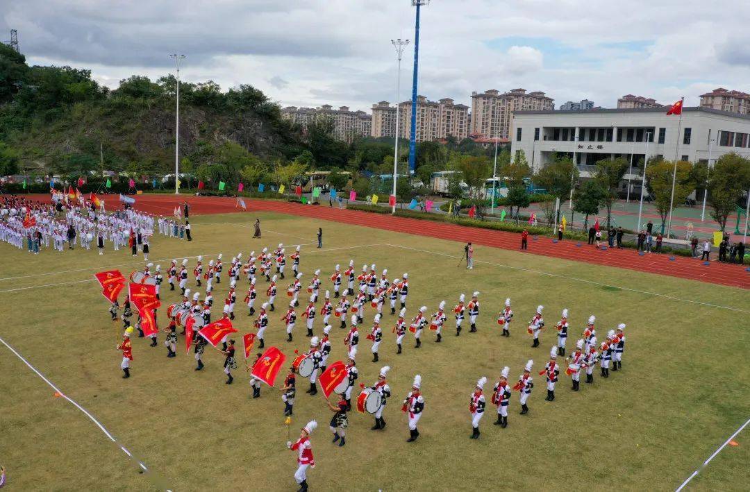 第一名這所學校在市鼓樂隊大檢閱中斬獲佳績