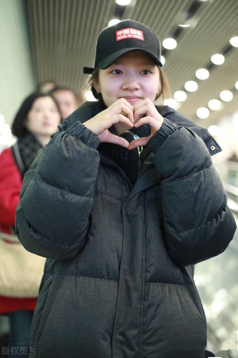 任敏身穿大黑棉衣保暖随性对镜比心活泼可爱_机场