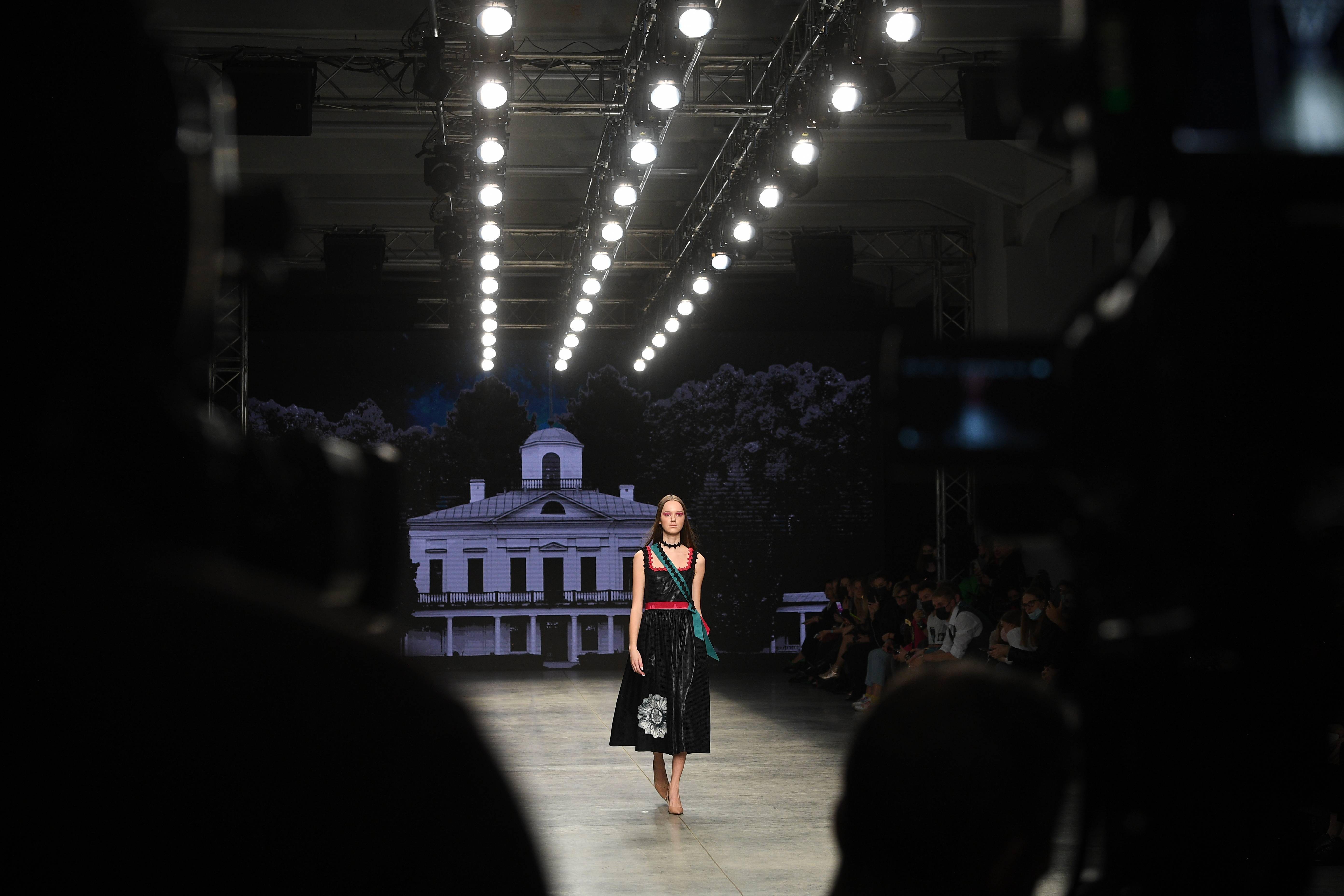 外代 设计师谢尔盖·瑟索耶夫时装秀