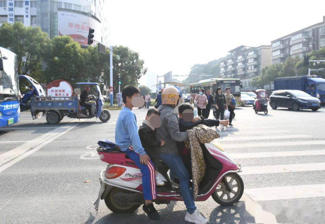 有行人過馬路未走人行橫道;有的市民騎乘電動車或摩托車未佩戴安全