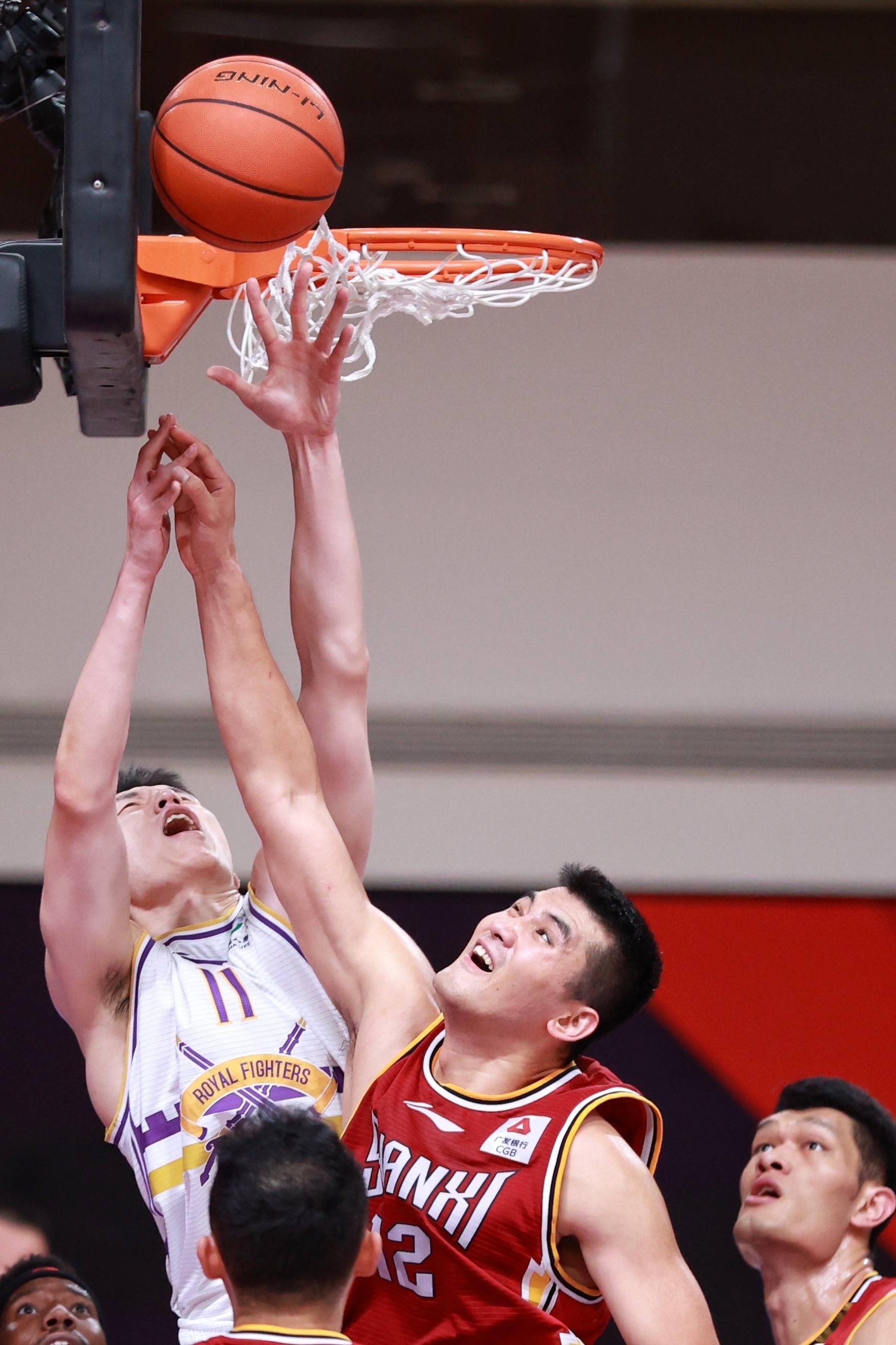 10月25日,山西汾酒股份队球员邢志强(右二)在比赛中争抢篮板球.