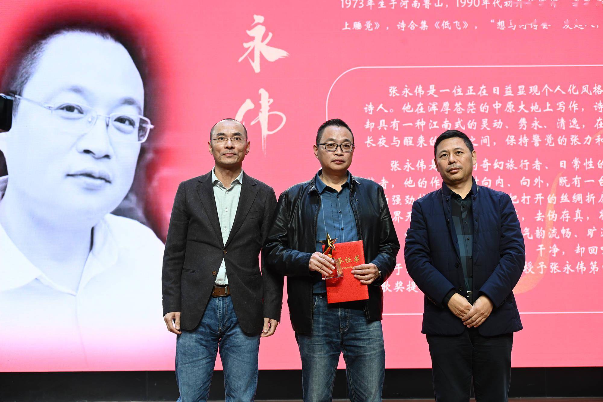 永康市人大常委会副主任,陈亮研究会会长,诗人章锦水为李浔颁奖此外