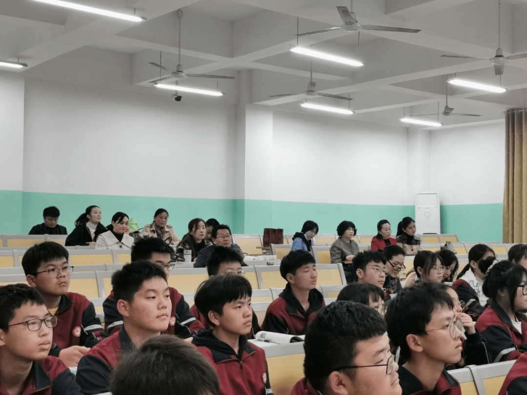 阜阳十中孙小博,李磊和董亮三位老师分别做了课堂展示;教学中,老师们