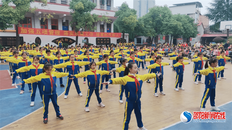 武冈市光明小学举行第一届韵律操比赛