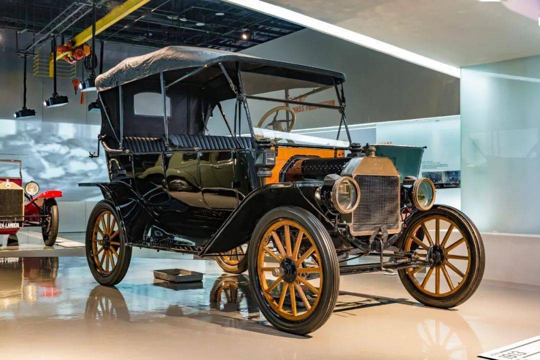 1886年1月29日是汽车历史上值得纪念的一天,卡尔·本茨为奔驰三轮汽车