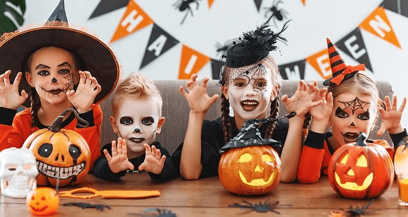 动人的仙小女或是可爱的精灵消费够满规定金额就可享受万圣节女巫化妆