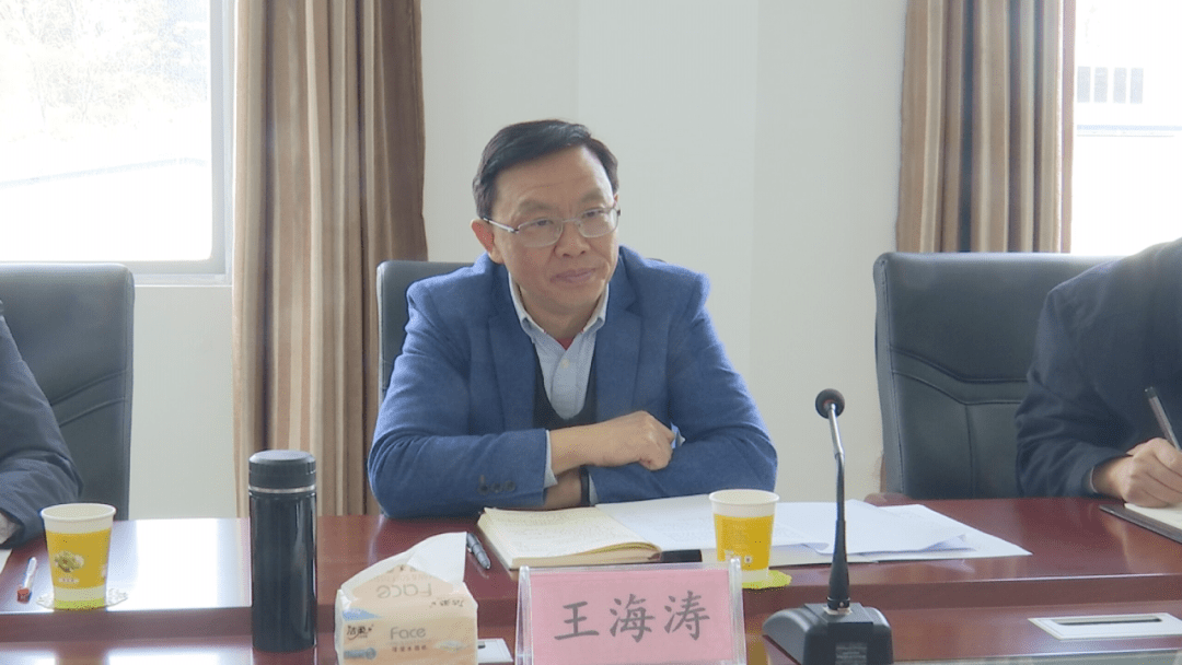 在福田河镇湖北金兰农业,王海涛一行参观了菊花加工生产线,听取了福田