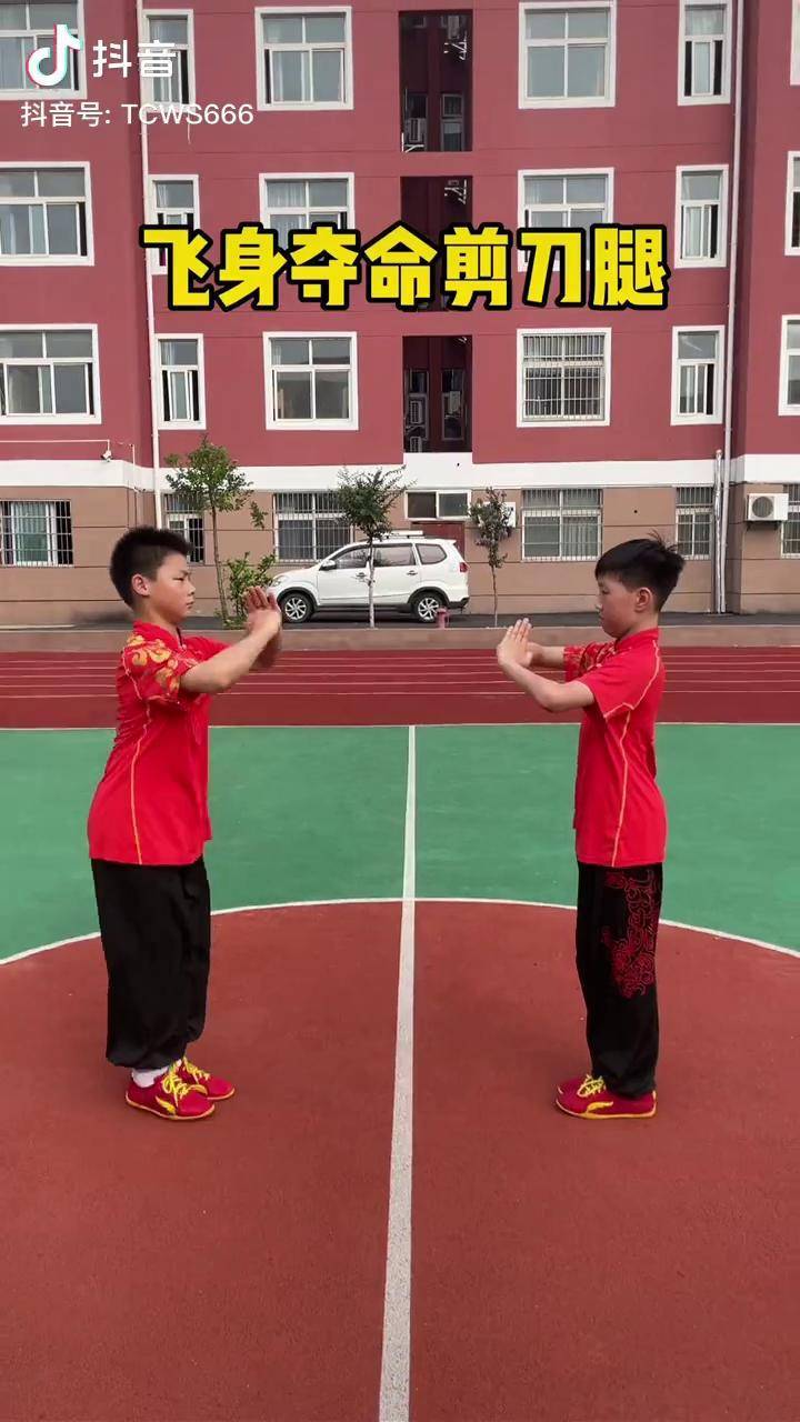 双腿挟颈夺命夹,校园武术课上小学生展示传说中的夺命剪刀腿小学生