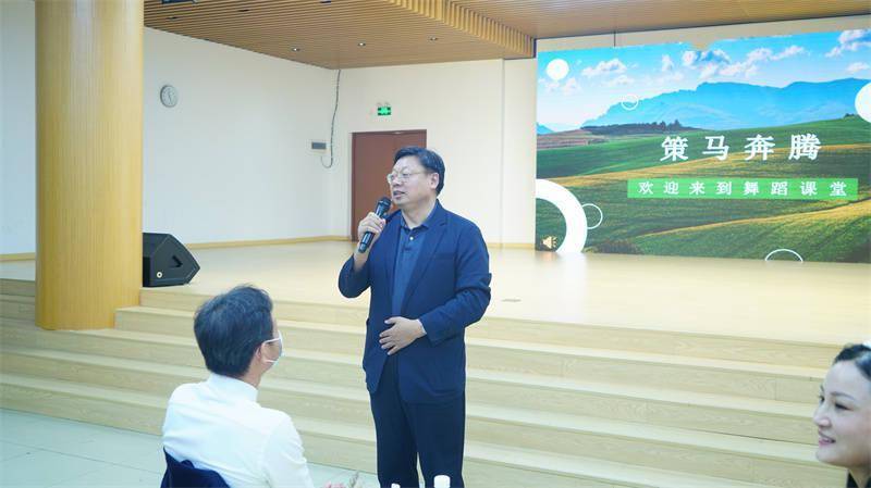 草原|舞蹈课怎么上？深圳这所学校让师生在“草原”上“策马奔腾”