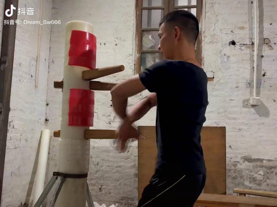 古劳偏身咏春拳发扬传承精武精神木人桩自律江门市尚武古劳咏春拳馆桩