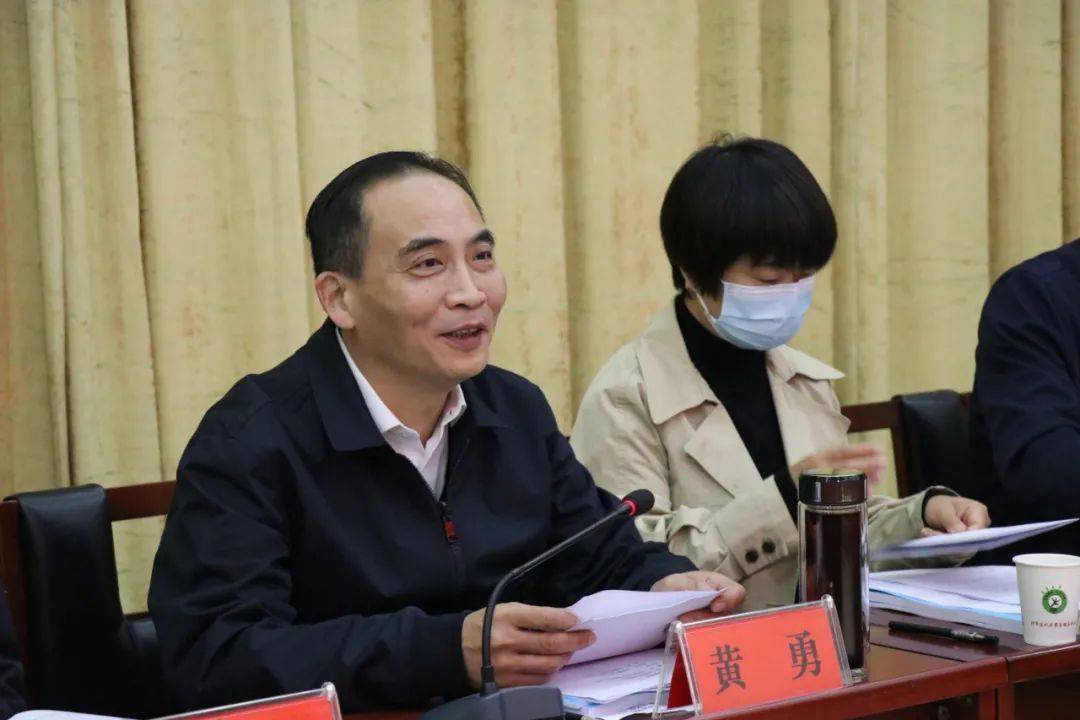 会上,黄勇针对沙市区街道管理体制改革工作作专题汇报,6个街道主要