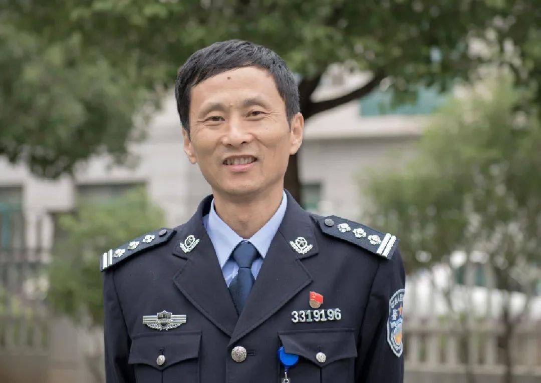 自从穿上这身警服,越是能理解父亲的不容易,您不仅是这个小家的一片天