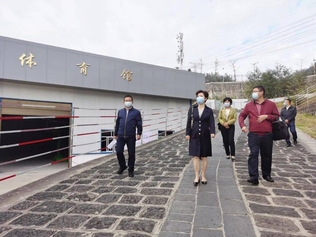 温仕红到腾冲市第五中学走访调研