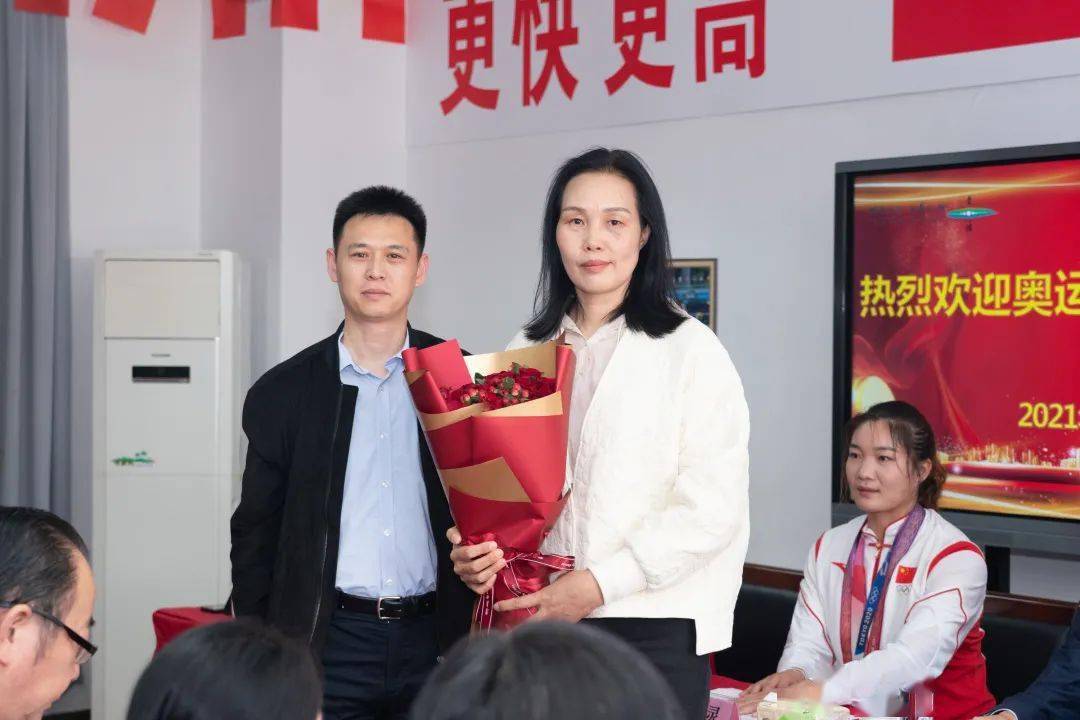 奥运冠军张灵回母校,与师生校友亲切座谈_青浦